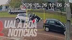 Vídeo mostra colisão entre carro e moto deixa homem ferido em Cascavel