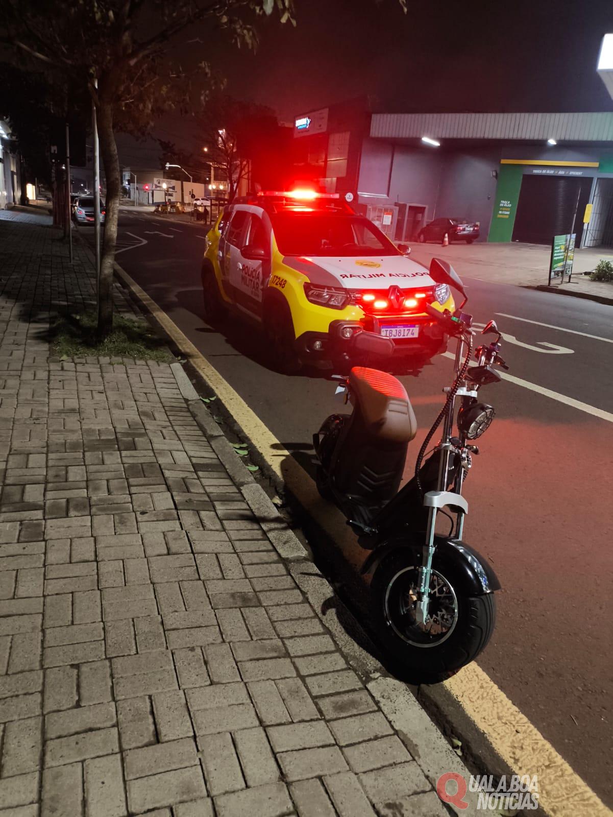 Ciclomotor elétrico é apreendido pela PM após condutor ser flagrado usando celular no Centro de Cascavel
