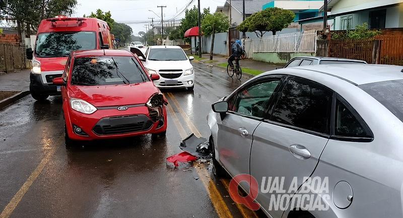 Colisão lateral entre dois carros deixa motorista ferido na tarde desta quarta-feira no bairro Maracanã, em Toledo