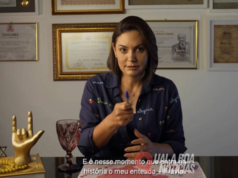 Fato ou Boato: O Que Significa a Mão Dourada na Mesa de Michelle Bolsonaro?