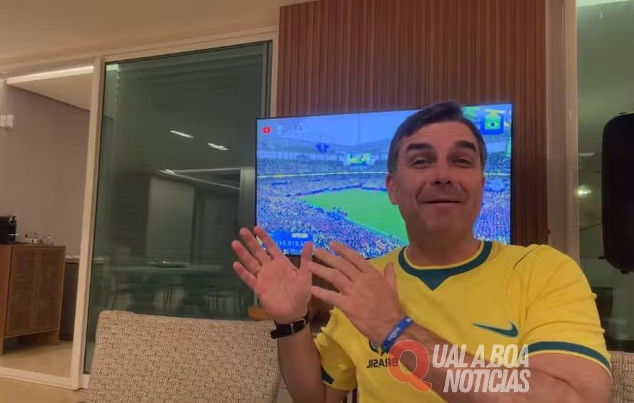 Flávio Bolsonaro tenta minimizar racha familiar em live após ataques de Michelle: 