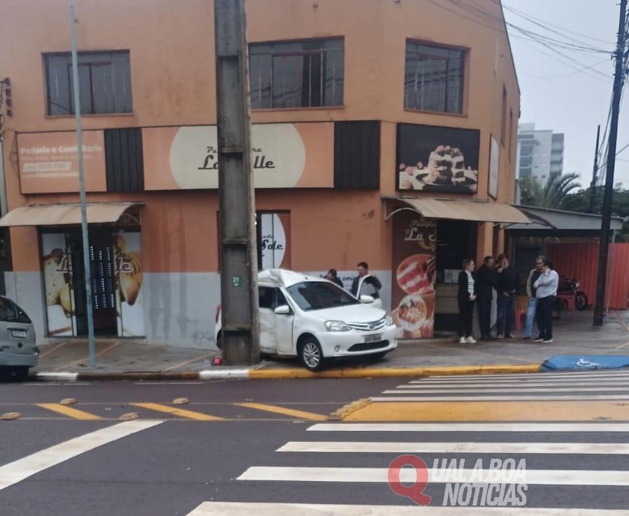 Forte colisão deixa motorista ferida e carro imprensado contra padaria no Jardim La Salle; condutora de Nivus foge sem prestar socorro