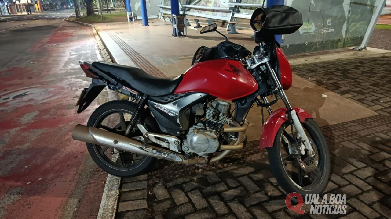 Motocicleta com sinais de abandono e danos na ignição é recolhida pela PM na Avenida Brasil