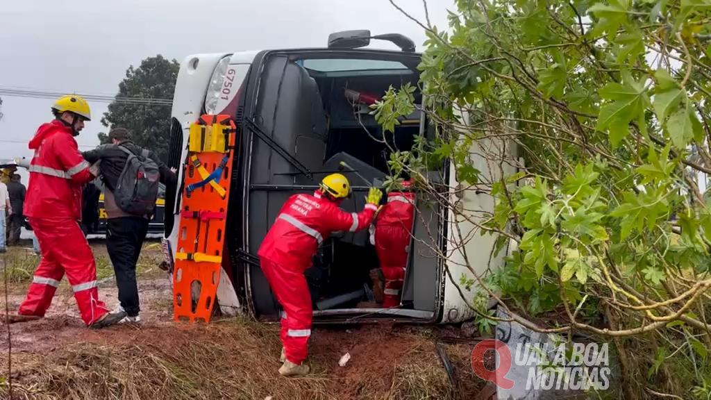 Tombamento de ônibus deixa mais de 20 feridos na BR-277 após colisão com carro