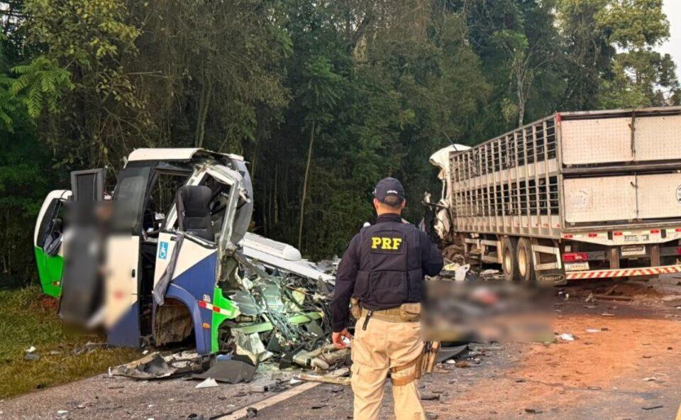Colisão frontal entre micro-ônibus e carreta deixa 23 mortos na BR-373, no Paraná