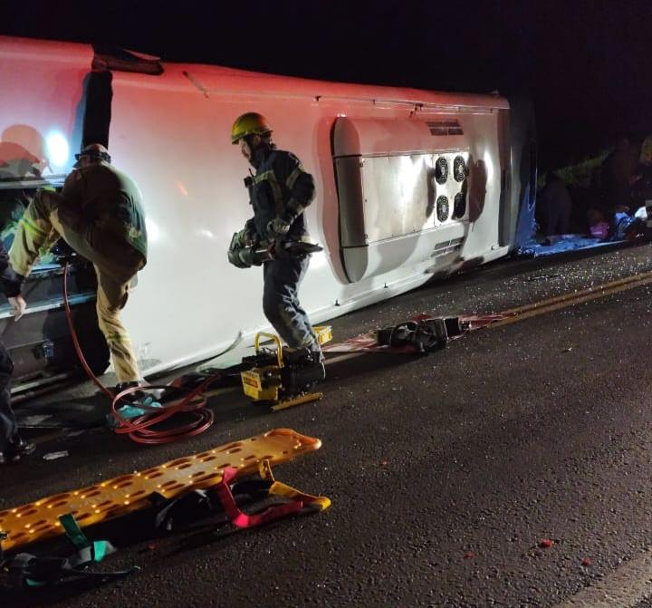 Colisão frontal entre ônibus de turismo e carro deixa um morto e cinco feridos na BR-277