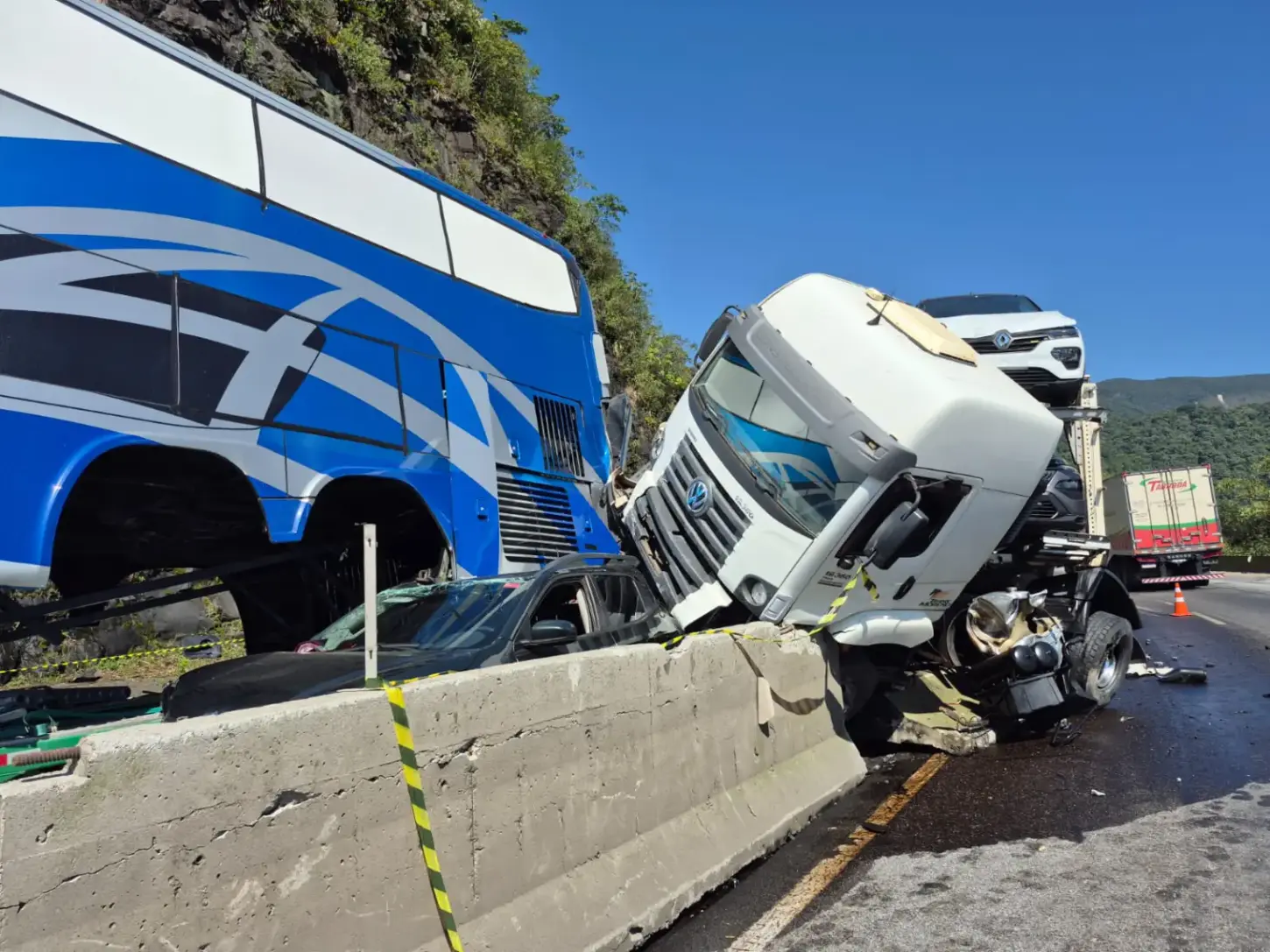 Engavetamento com 11 veículos deixa dois mortos e cinco feridos na BR-277 na Serra do Mar