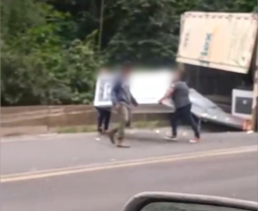 Tombamento de caminhão gera confronto entre indígenas e policiais e interdição total da BR-277 em Nova Laranjeiras
