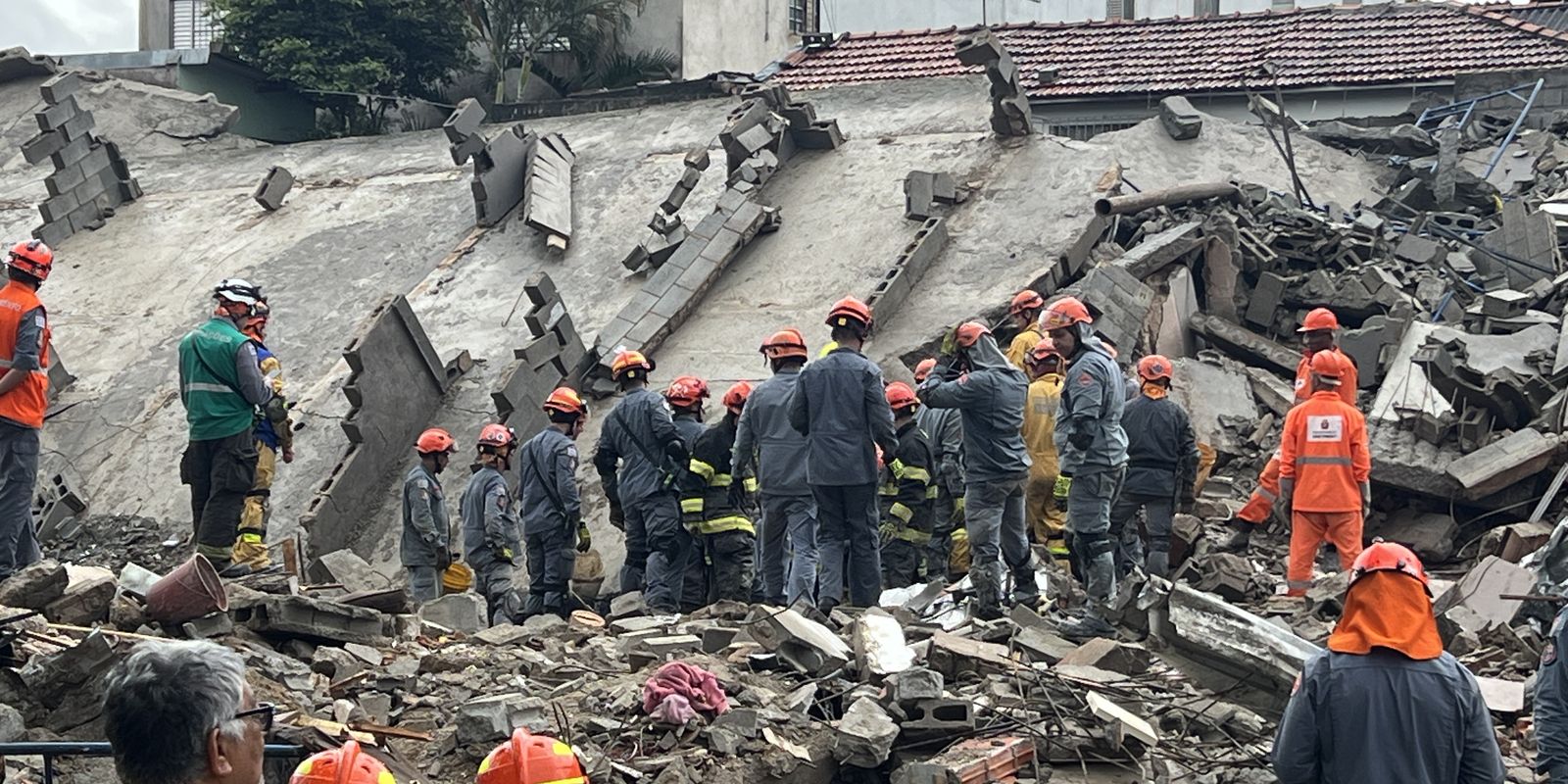 Desabamento de prédio em construção deixa dois mortos em São Paulo