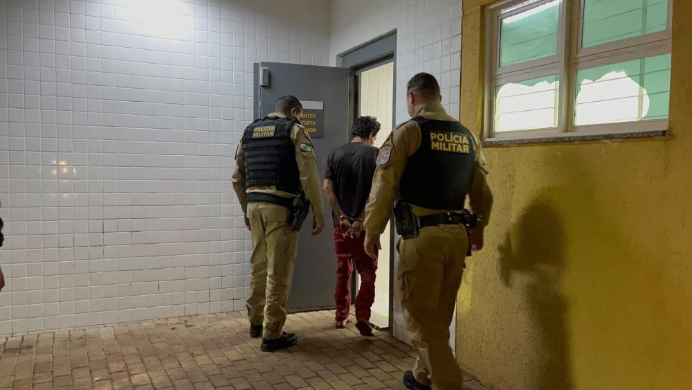 Homem de tornozeleira eletrônica é preso com faca após ameaçar a própria irmã em Cascavel
