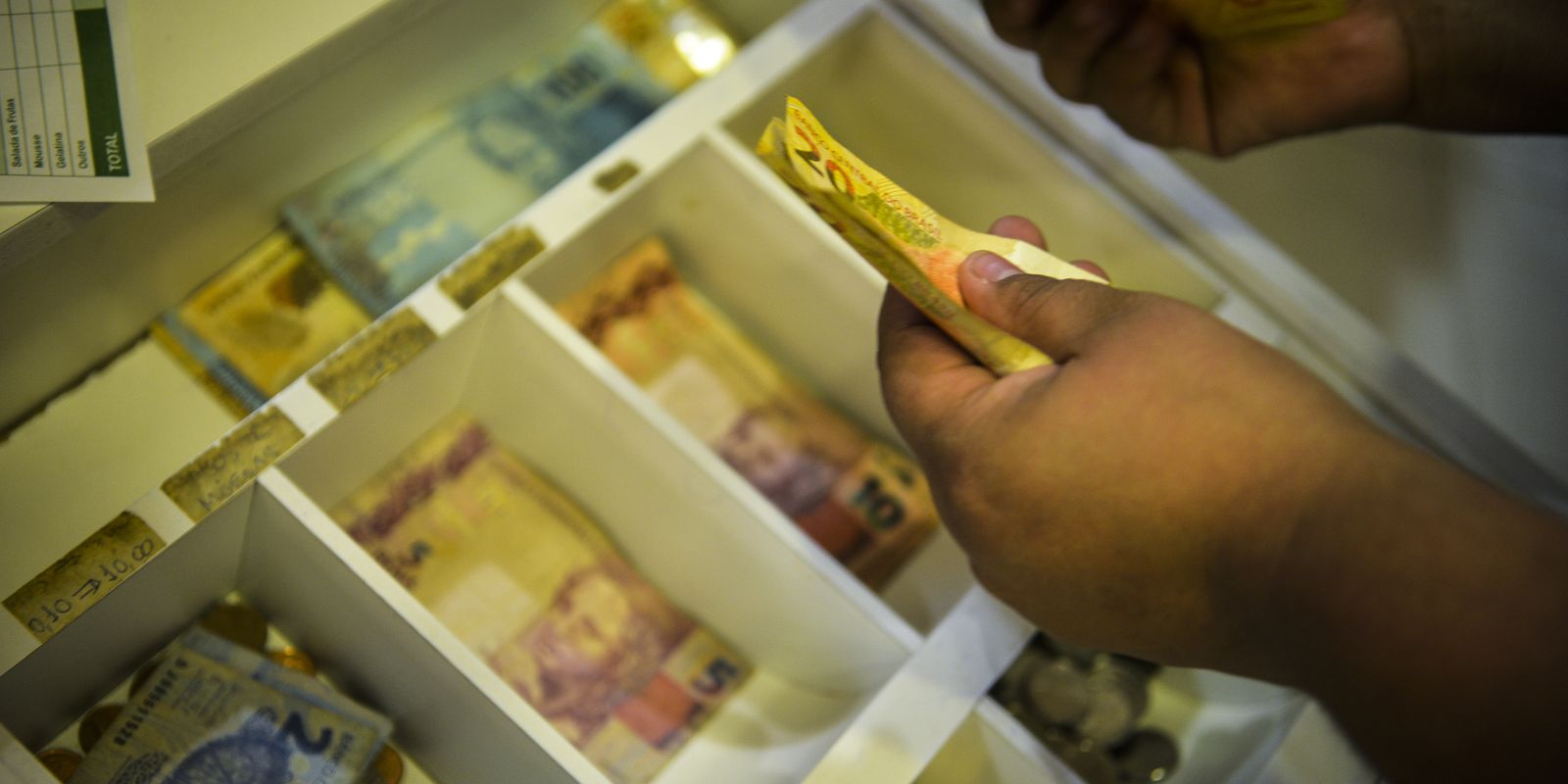 INPC tem variação negativa em agosto e soma 3,98% em 12 meses