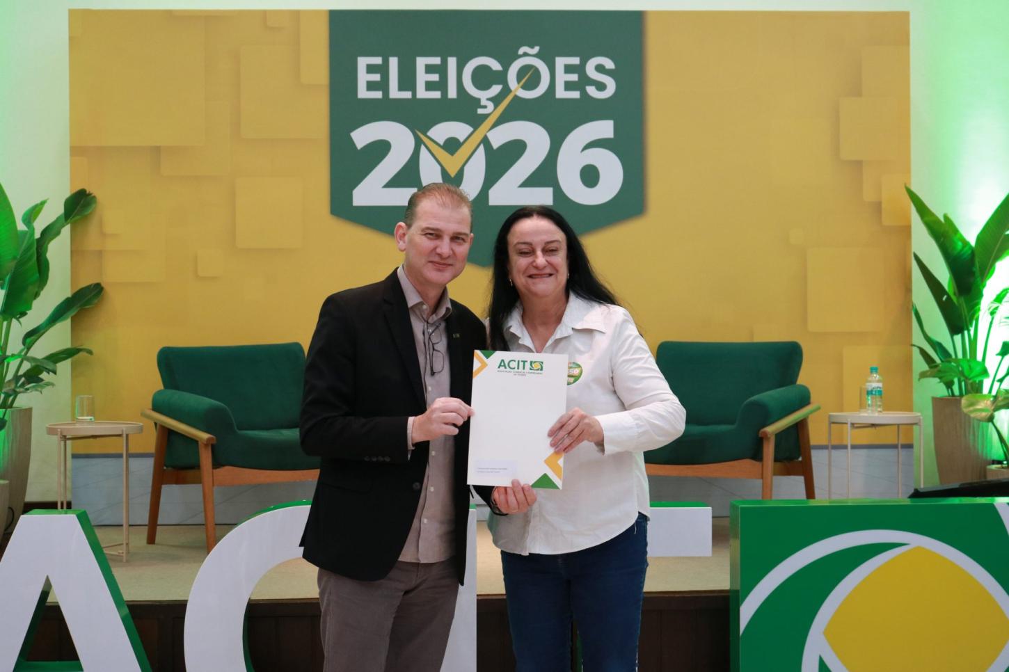 Entrega da Carta de Reivindicações pelo presidente da ACIT, Ademir Kopeginski
