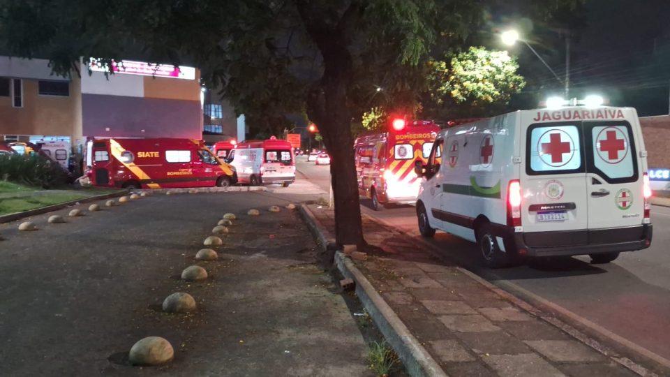 URGENTE: Homem armado abandona baleado morto em porta de hospital e foge, no Paraná