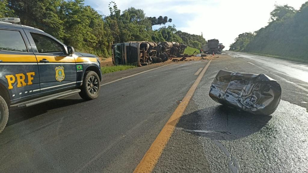 Colisão frontal entre duas carretas mata caminhoneiro de 42 anos e redata interdição total da BR-277 em Palmeira