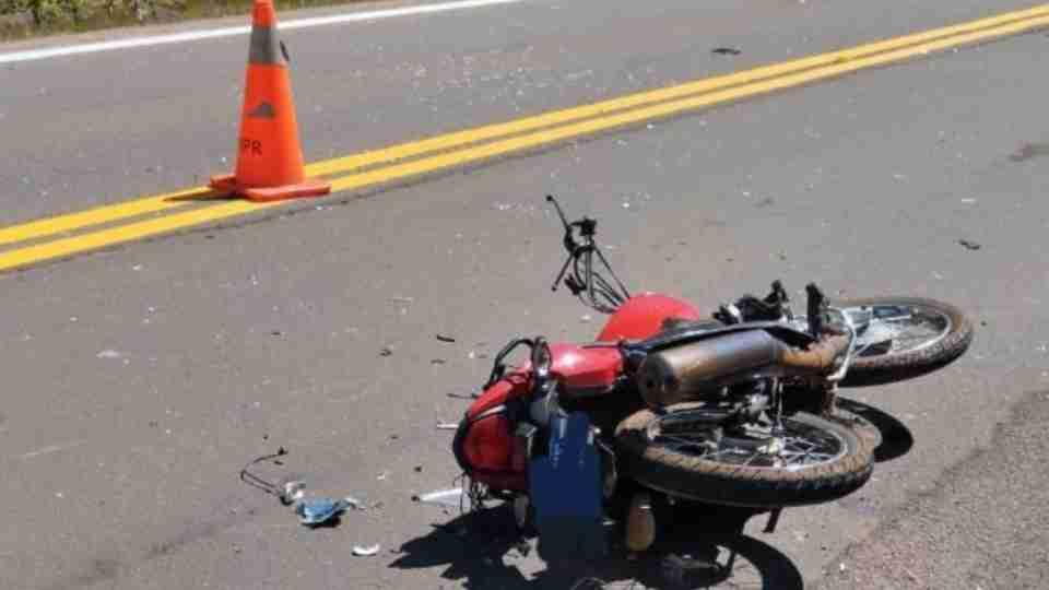 Colisão na traseira de caminhão parado mata motociclista de 73 anos na PR-484, em Três Barras do Paraná