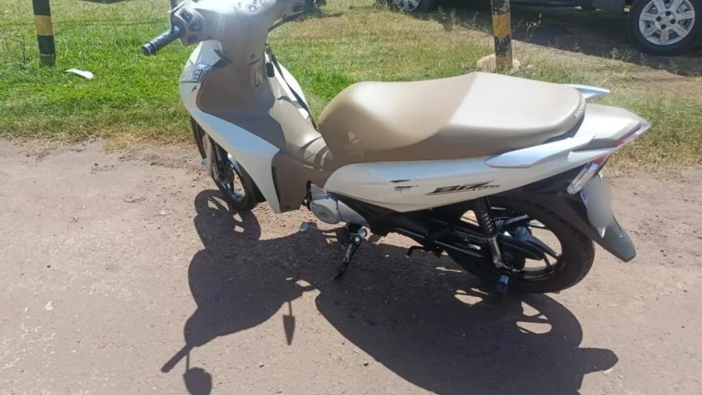 Motociclista de 50 anos fica ferida após colisão em rotatória na saída de Toledo para Palotina