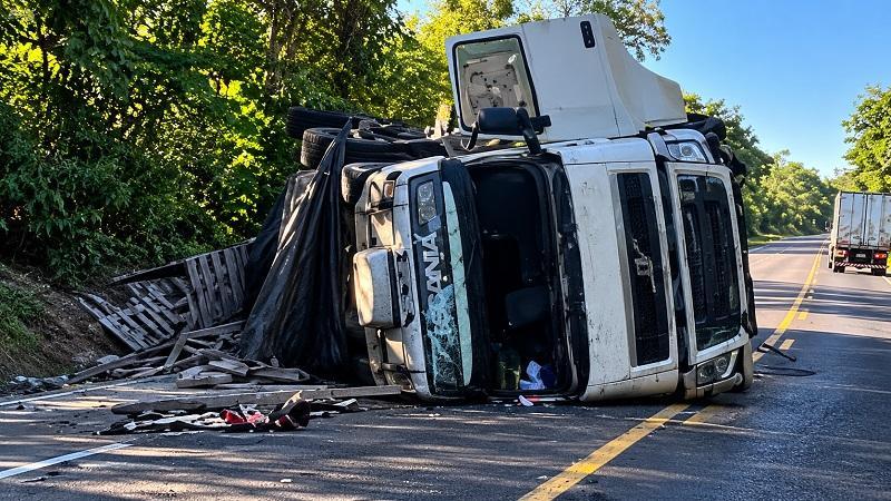Tombamento de dois caminhões interdita a BR-277 em Nova Laranjeiras; carga de frango foi saqueada