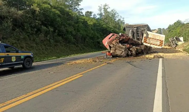 Colisão frontal entre duas carretas mata caminhoneiro de 42 anos e redata interdição total da BR-277 em Palmeira