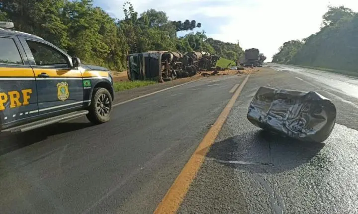 Colisão frontal entre duas carretas mata caminhoneiro de 42 anos e redata interdição total da BR-277 em Palmeira