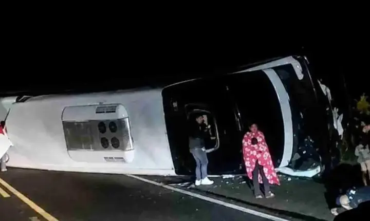 Colisão frontal entre ônibus de turismo e carro deixa um morto e cinco feridos na BR-277