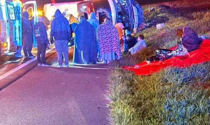 Colisão frontal entre ônibus de turismo e carro deixa um morto e cinco feridos na BR-277