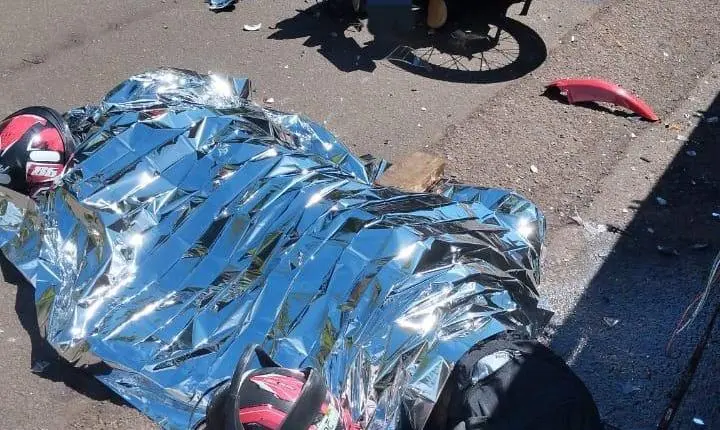 Colisão na traseira de caminhão parado mata motociclista de 73 anos na PR-484, em Três Barras do Paraná