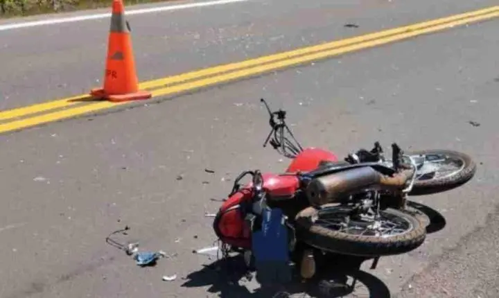 Colisão na traseira de caminhão parado mata motociclista de 73 anos na PR-484, em Três Barras do Paraná