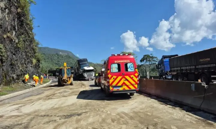 Engavetamento com 11 veículos deixa dois mortos e cinco feridos na BR-277 na Serra do Mar
