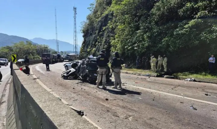 Engavetamento com 11 veículos deixa dois mortos e cinco feridos na BR-277 na Serra do Mar