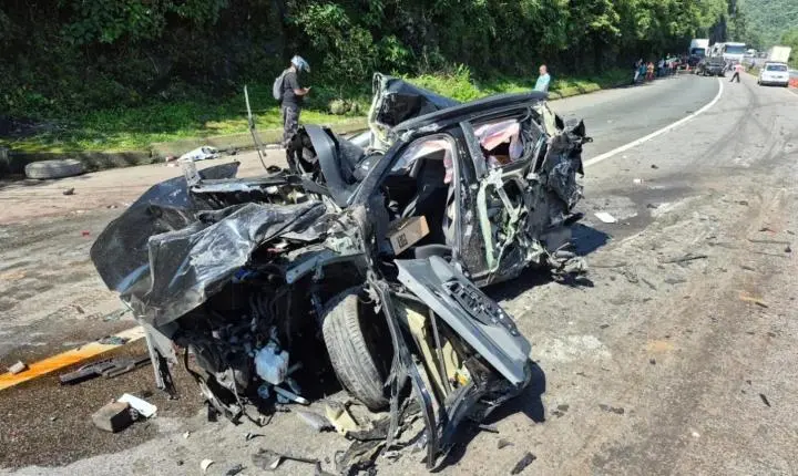 Engavetamento com 11 veículos deixa dois mortos e cinco feridos na BR-277 na Serra do Mar