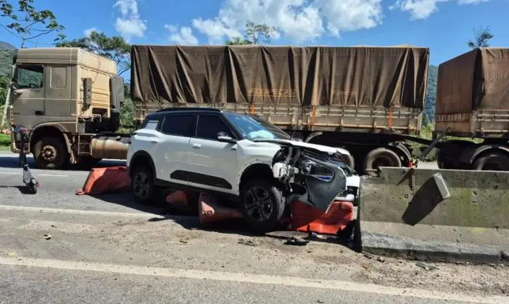 Engavetamento com 11 veículos deixa dois mortos e cinco feridos na BR-277 na Serra do Mar