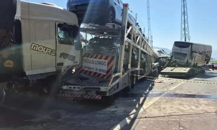 Engavetamento com 11 veículos deixa dois mortos e cinco feridos na BR-277 na Serra do Mar