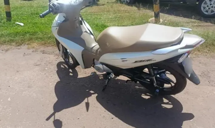 Motociclista de 50 anos fica ferida após colisão em rotatória na saída de Toledo para Palotina