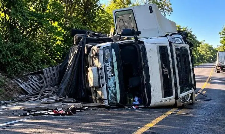 Tombamento de dois caminhões interdita a BR-277 em Nova Laranjeiras; carga de frango foi saqueada